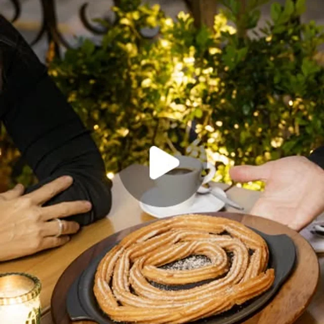 Para cortar, sumergir y rendirse. Un Churro en espiral, crujiente y dorado, como en las antiguas churrerías. Para que lo sumerjas en sals...